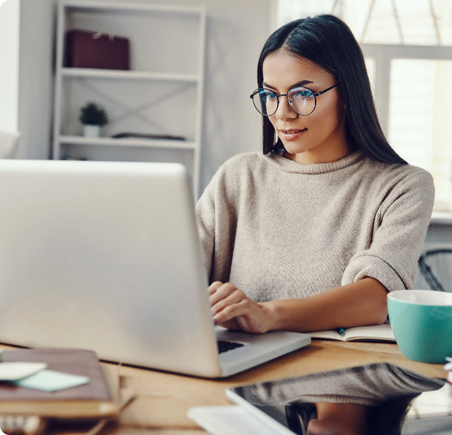 Dark haired lady starting ProfitDuel premium on her laptop